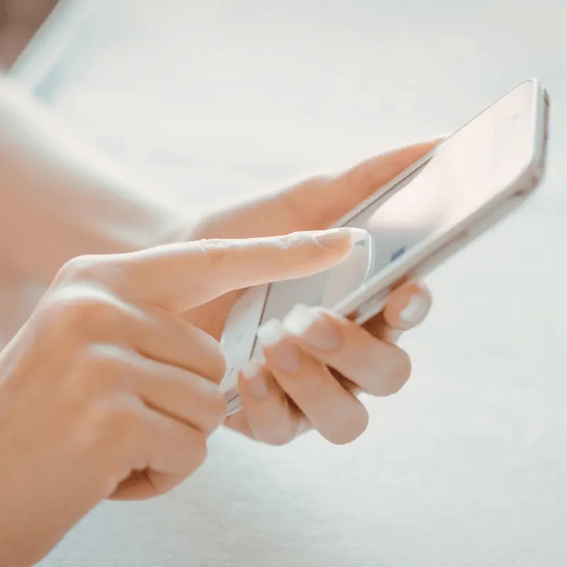 患者がスマートフォンでクリニックを検索する様子
